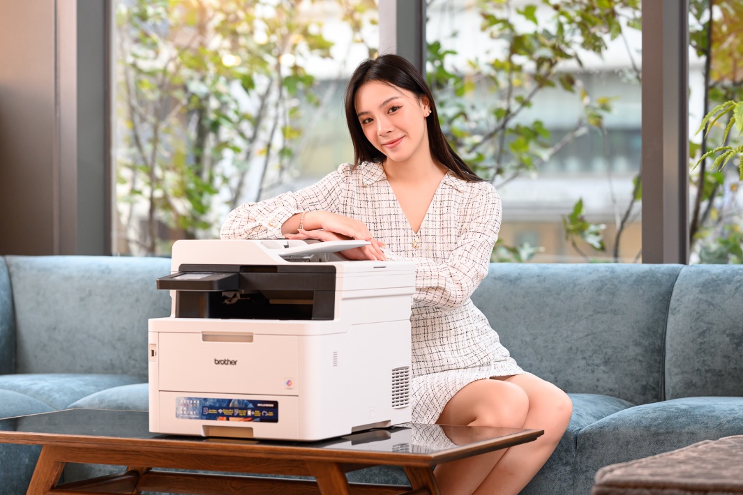 一張含有 人員, 服裝, 人的臉孔, 傢俱 的圖片
自動產生的描述