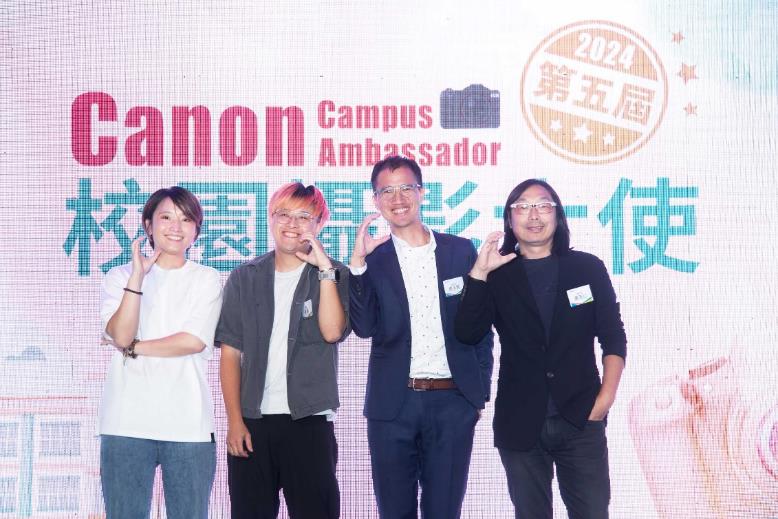 一張含有 服裝, 人員, 人的臉孔, 微笑 的圖片
自動產生的描述