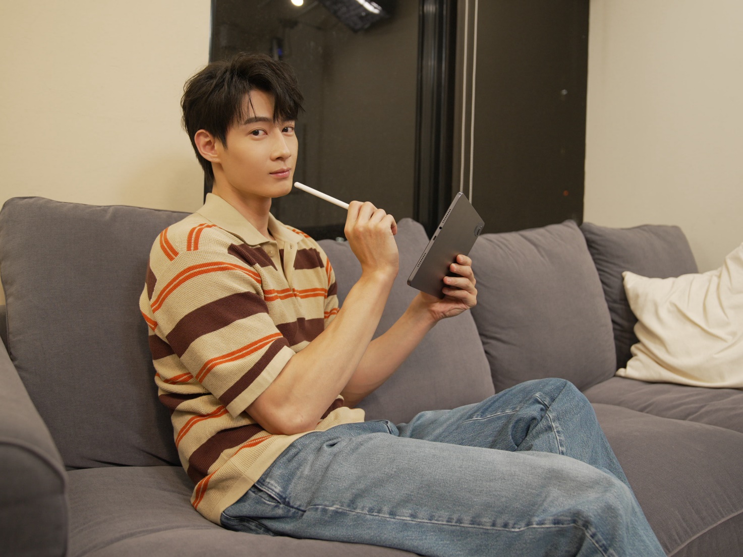 一張含有 人員, 服裝, 室內, 人的臉孔 的圖片
AI 產生的內容可能不正確。