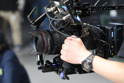 一張含有 人員, 相機和鏡頭, 光學儀器, 相機 的圖片

自動產生的描述