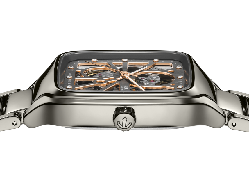 一張含有 設備, 銀 的圖片
AI 產生的內容可能不正確。