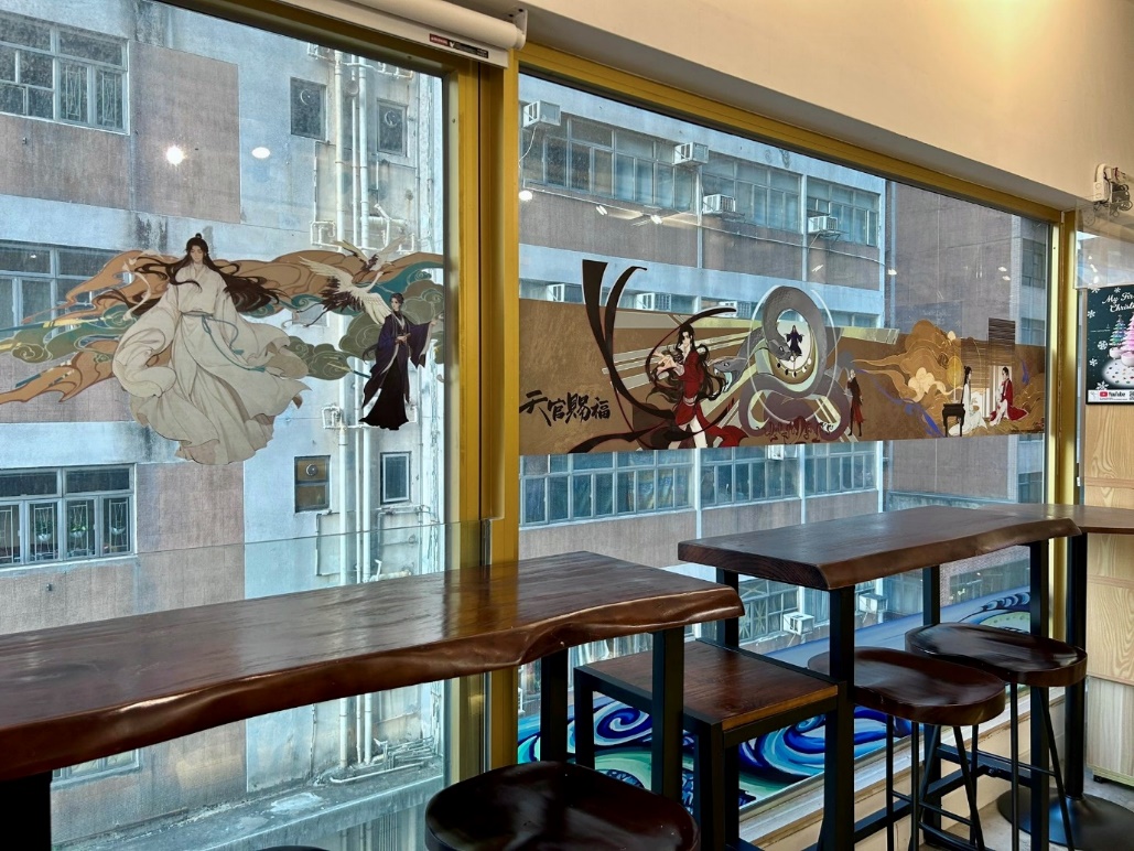 A room with tables and chairs
Description automatically generated