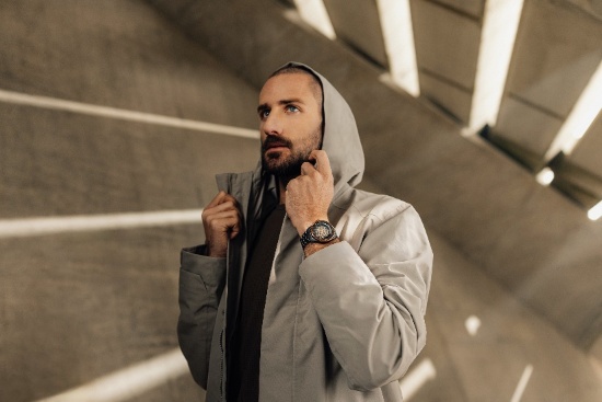 一張含有 服裝, 人的臉孔, 人員, 男人 的圖片

AI 產生的內容可能不正確。