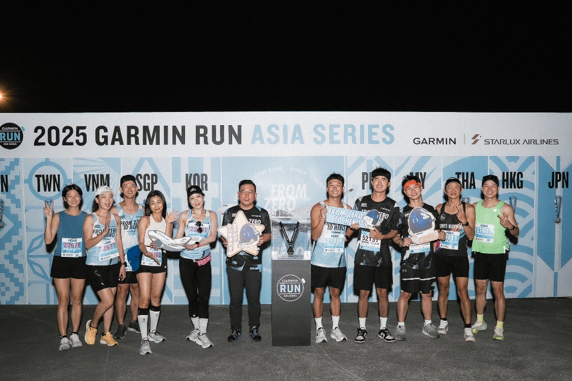 一張含有 人員, 服裝, 足部穿著, 微笑 的圖片
AI 產生的內容可能不正確。