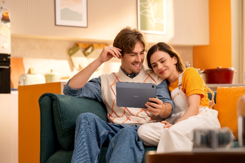 一張含有 個人, 牆, 室內 的圖片
自動產生的描述