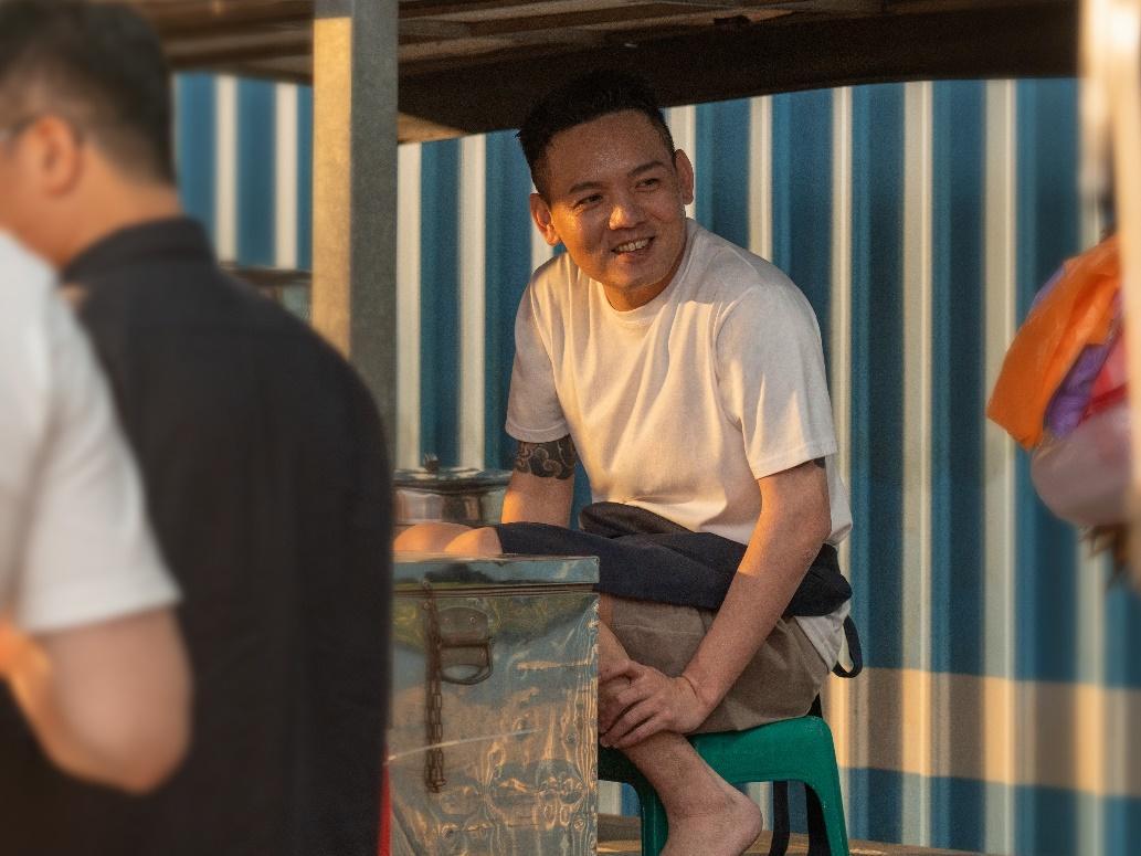 一張含有 服裝, 人員, 人的臉孔, 男人 的圖片
自動產生的描述