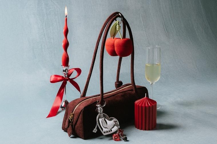 一張含有 蠟燭, 手提包, 行李與袋子, 配件 的圖片

AI 產生的內容可能不正確。