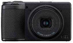 白い背景に置かれたカメラ