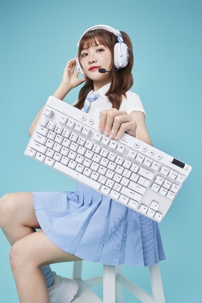 一張含有 鍵盤, 人的臉孔, 人員, 服裝 的圖片
AI 產生的內容可能不正確。