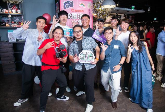 一張含有 服裝, 人員, 人的臉孔, 男人 的圖片
自動產生的描述