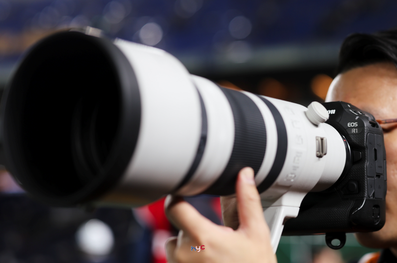 一張含有 光學儀器, 人員, 相機和鏡頭, 鏡片 的圖片

自動產生的描述