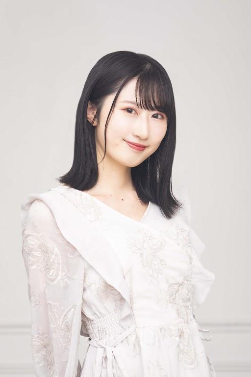 白いドレスを着た女性

自動的に生成された説明