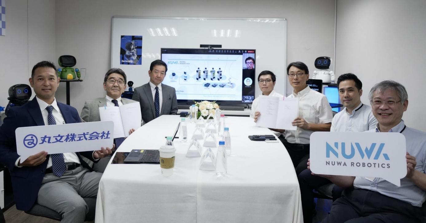 一張含有 服裝, 人員, 男人, 室內 的圖片
自動產生的描述