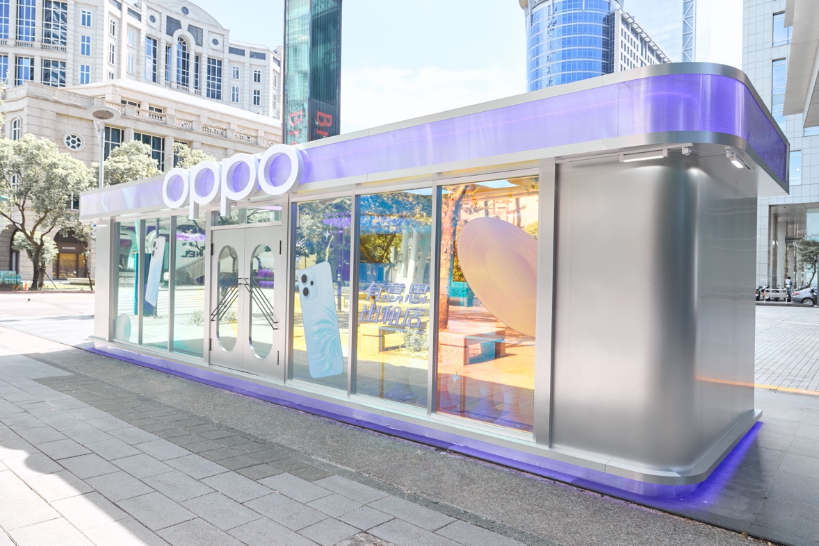 A building with windows and a door
Description automatically generated