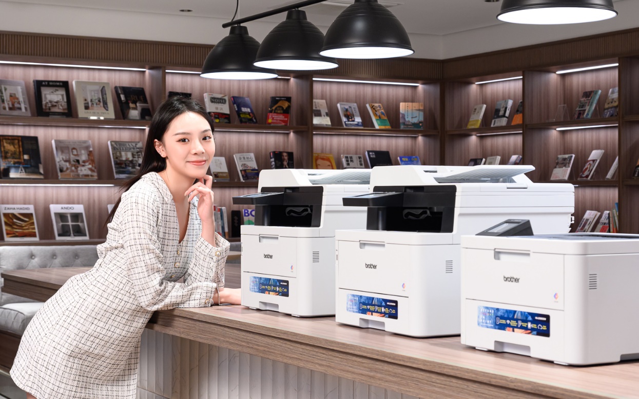 一張含有 服裝, 室內, 家用電器, 人的臉孔 的圖片
自動產生的描述