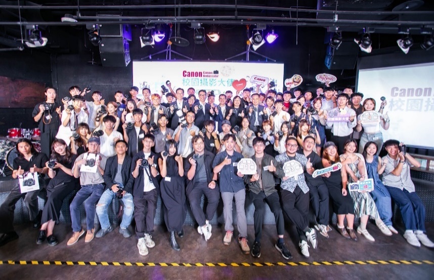 一張含有 服裝, 人員, 足部穿著, 觀眾 的圖片
自動產生的描述