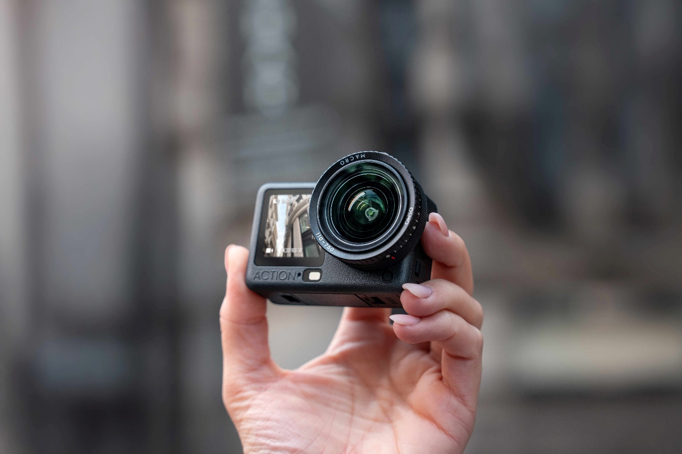 一張含有 人員, 相機和鏡頭, 鏡片, 光學儀器 的圖片

AI 產生的內容可能不正確。