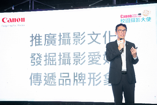 一張含有 文字, 服裝, 男人, 人的臉孔 的圖片
自動產生的描述