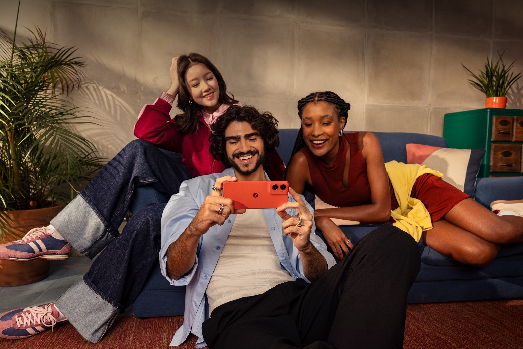 一張含有 服裝, 人的臉孔, 人員, 室內 的圖片
AI 產生的內容可能不正確。