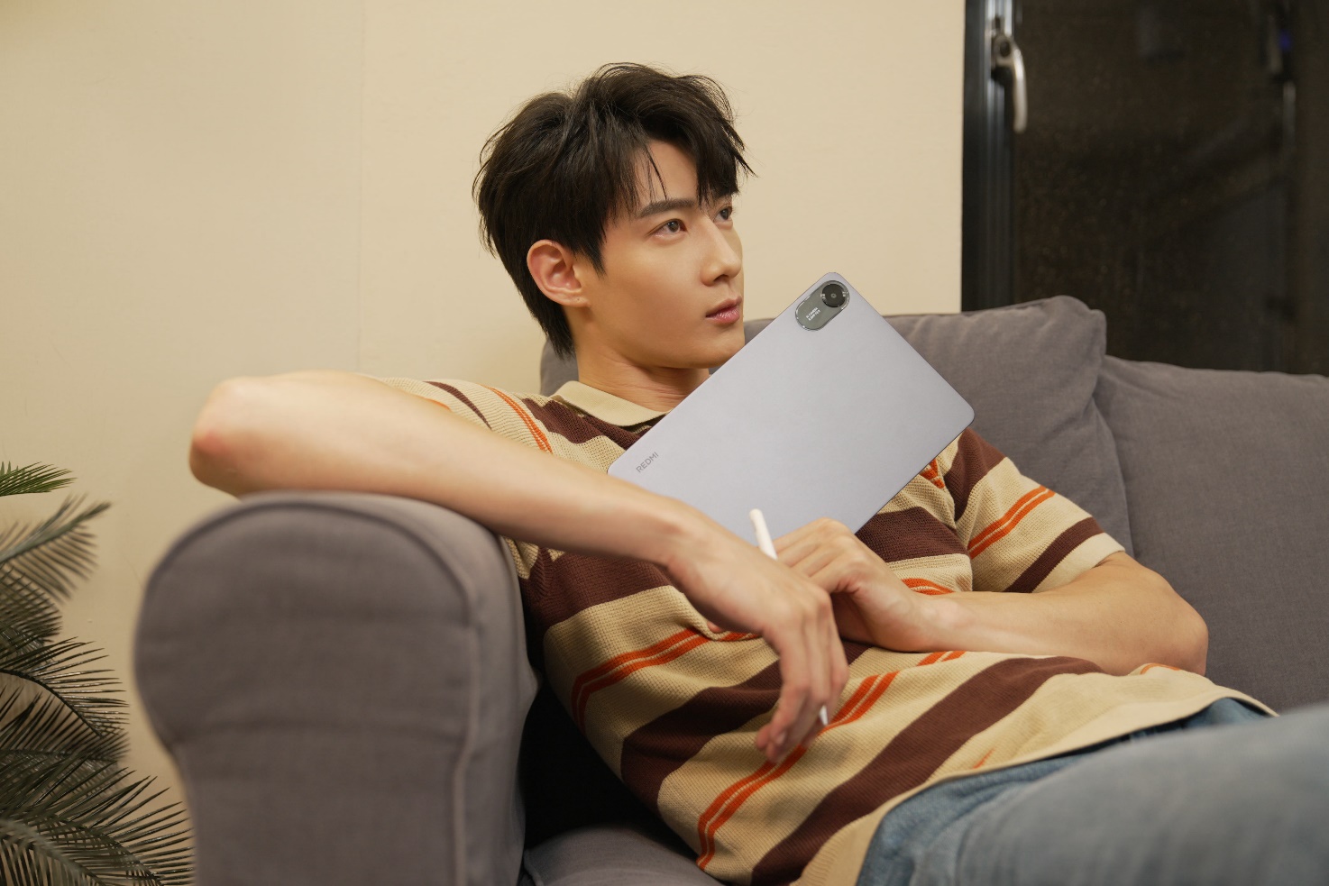 一張含有 人員, 服裝, 室內, 人的臉孔 的圖片
AI 產生的內容可能不正確。