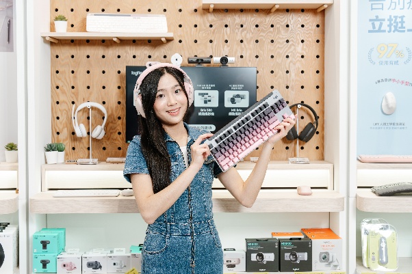 一張含有 服裝, 人員, 人的臉孔, 文字 的圖片

AI 產生的內容可能不正確。