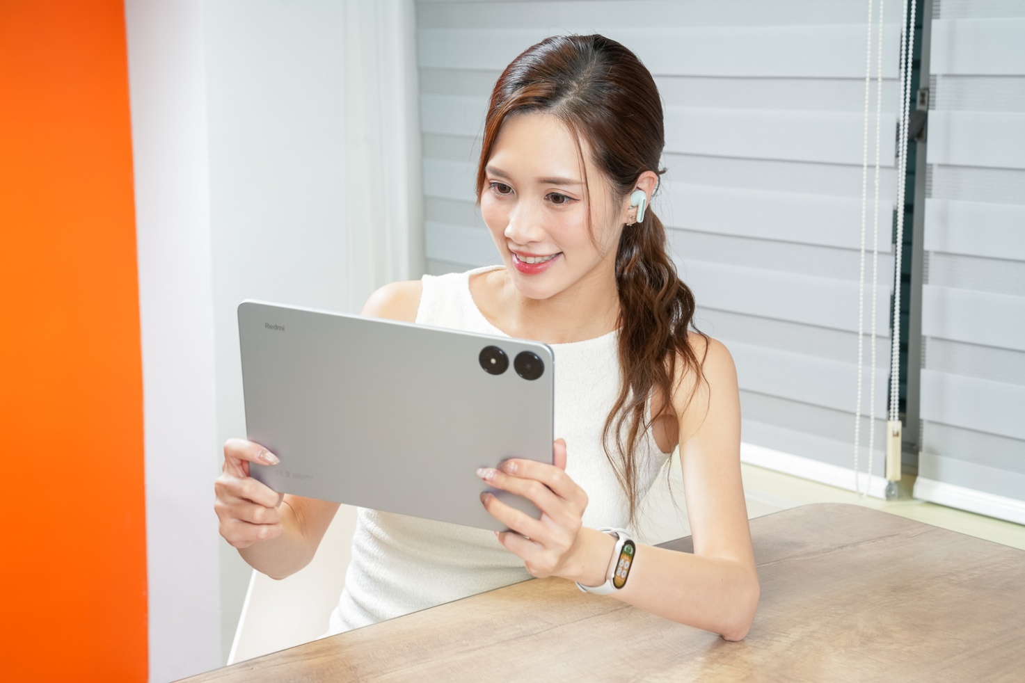 一張含有 人員, 人的臉孔, 筆記型電腦, 牆 的圖片

AI 產生的內容可能不正確。