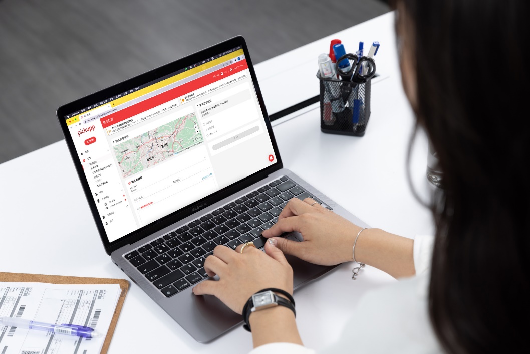 一張含有 文字, 膝上型電腦, 個人, 室內 的圖片
自動產生的描述