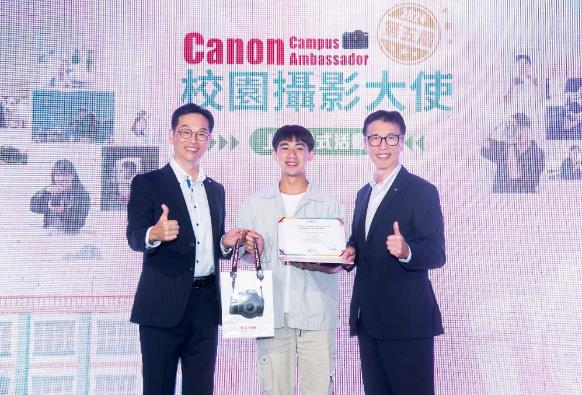 一張含有 服裝, 西裝, 人員, 男人 的圖片
自動產生的描述