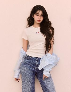 一張含有 人員, 服裝, 休閒服飾, 肩膀 的圖片

AI 產生的內容可能不正確。